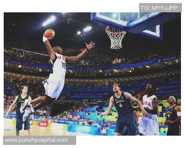 姚明背筐扣篮瞬间展现力量与优雅的完美结合