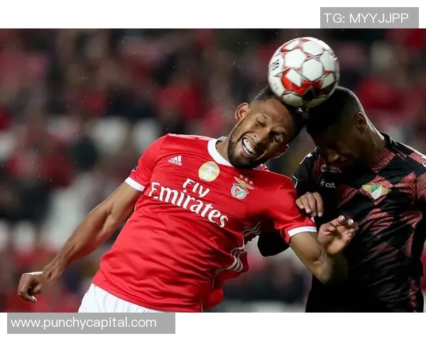 意甲焦点战：本菲卡与AC米兰激战成平红牌事件引发全场热议