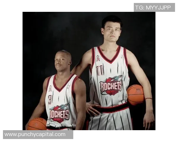 火箭队致敬姚明的伟大贡献与影响力，铭记传奇球员的辉煌岁月